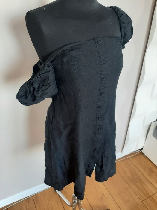 Czarna krótka sukienka z lnem 54% i wiskozą zapinana z przodu na guzik