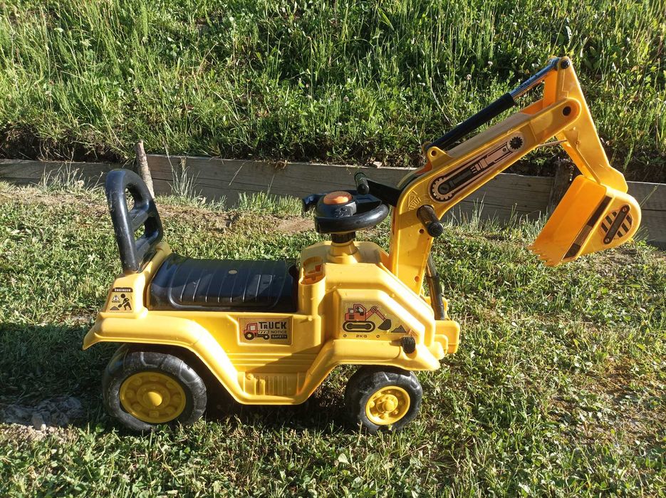 Jeździk.       koparka