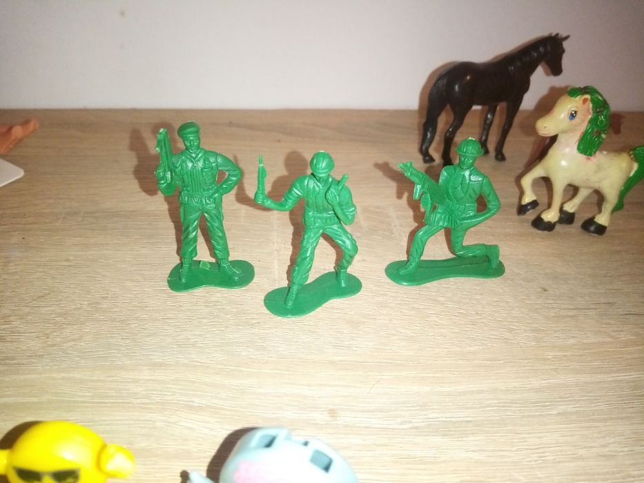 Sprzedam ZESTAW FIGUREK (różnych)