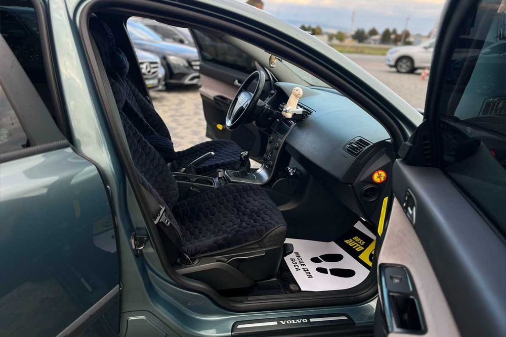 Volvo V50 2004 року