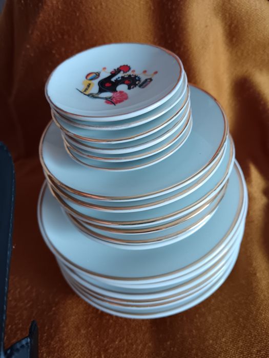 Pratos de loiça, de 3 tamanhos.