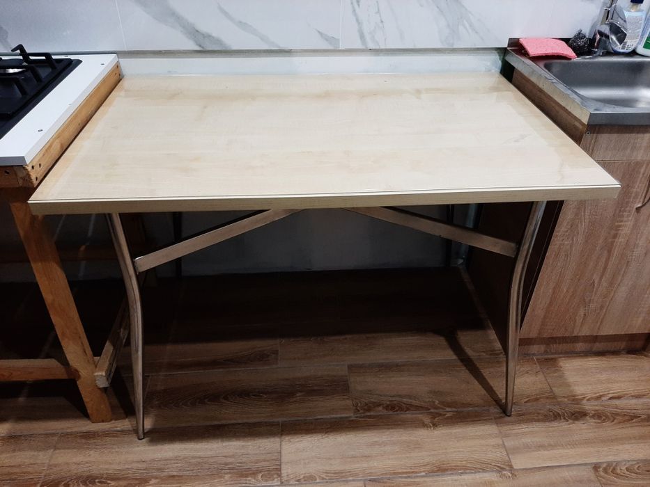 Продам стол кухонный