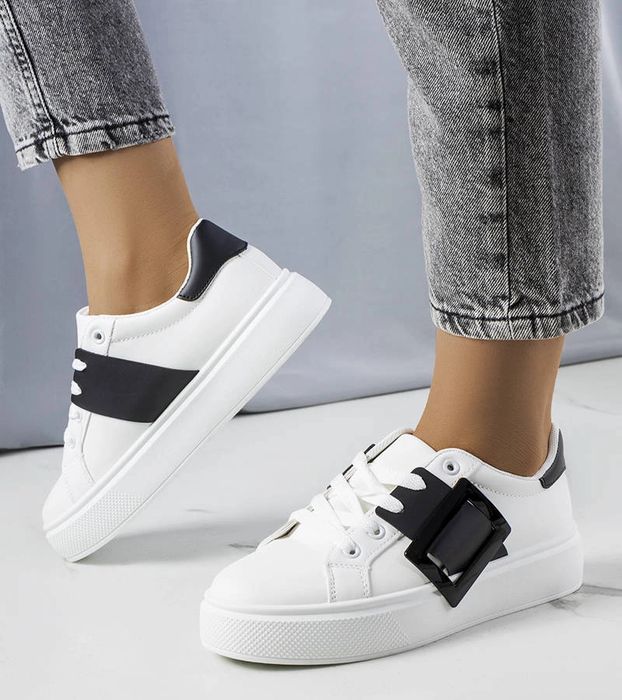 Białe sneakersy zdobione czarną klamerką Toni