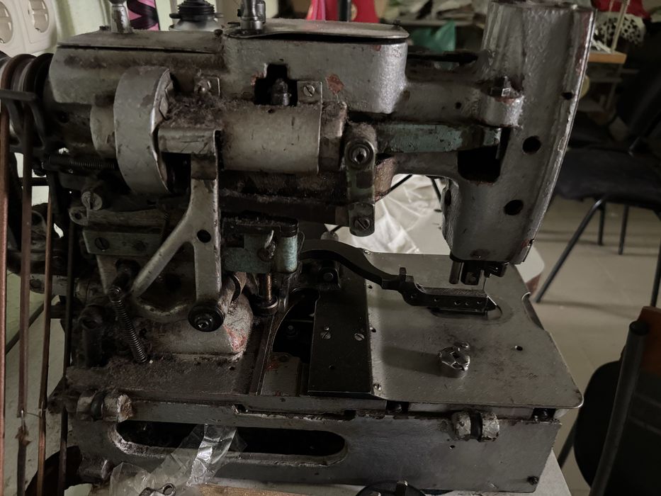 Промислова петельна швейна машинка