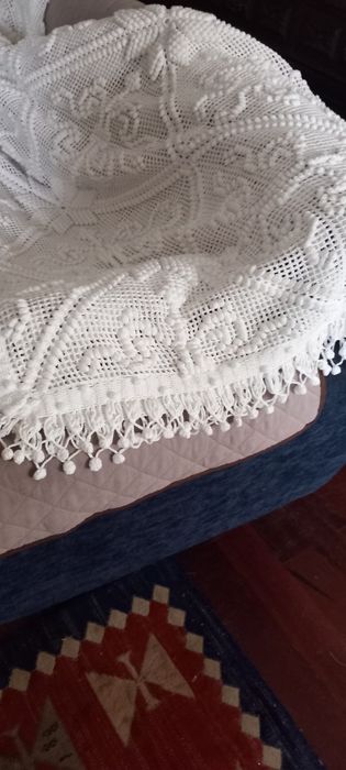 Colcha de renda em bom estado