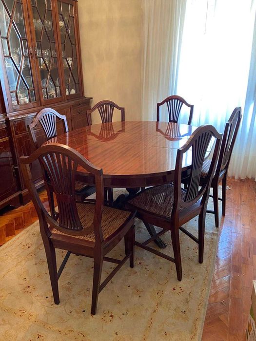 Conjunto Mesa e Armário lacado de sala de jantar, vintage .