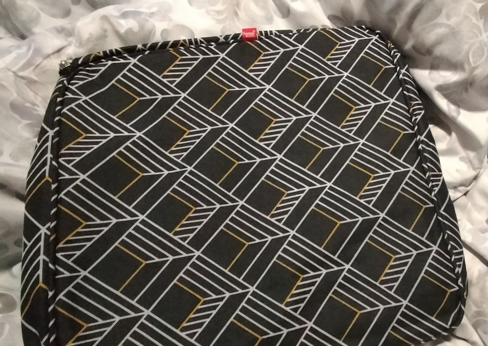 Duża kosmetyczka czarna we wzory geometryczne
