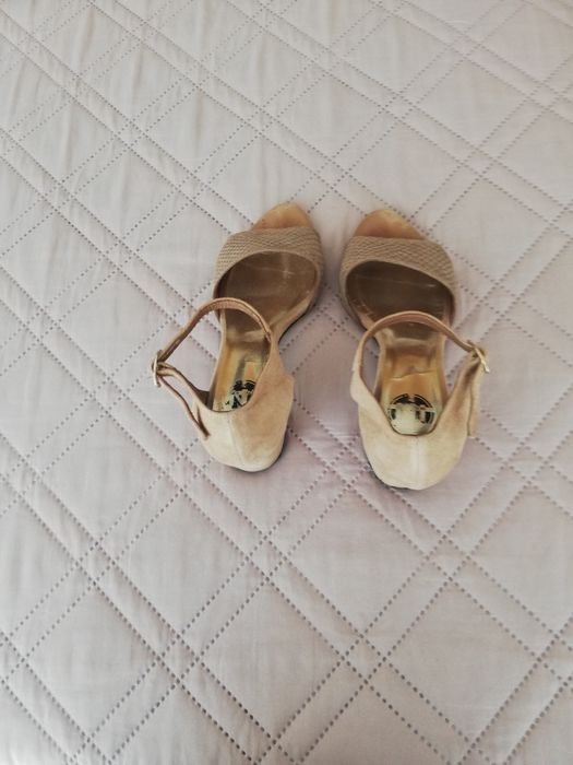 Sandálias de camurça beje