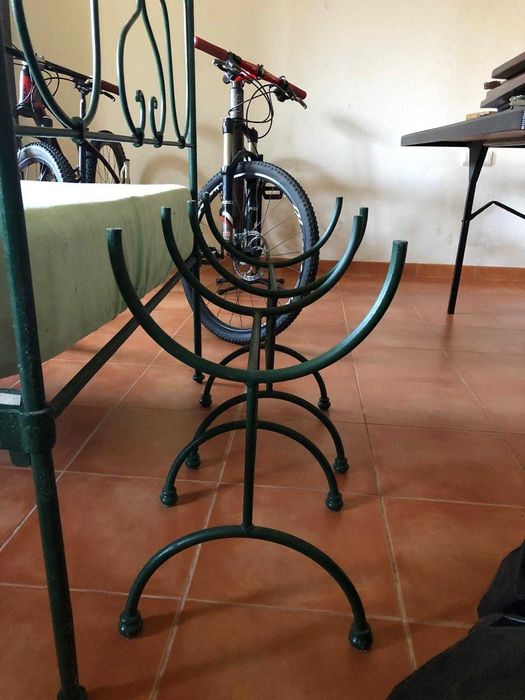 Cama de ferro + 2 mesas de cabeceira (estilo clássico/vintage)