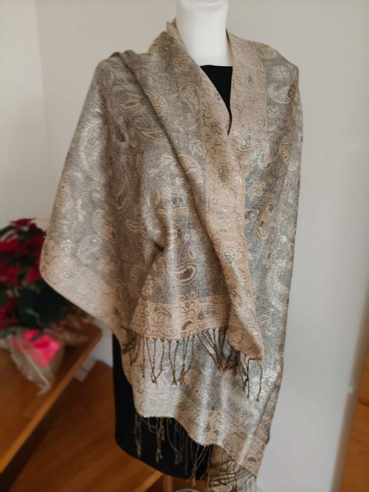 Duży szal wieczorowy