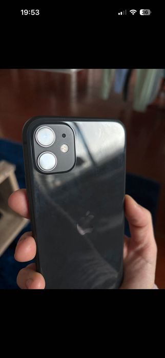 iPhone 11 com várias capas e películas, sem riscos