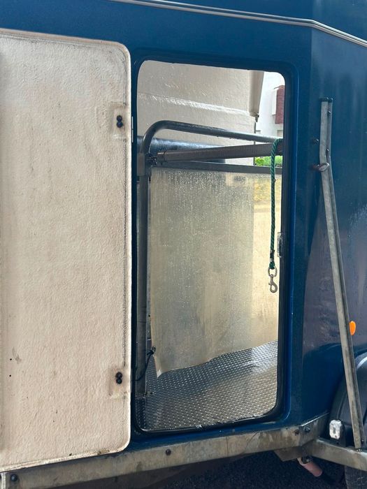 Roulote até 2 cavalos com sala de arreios Toda em Fibra
