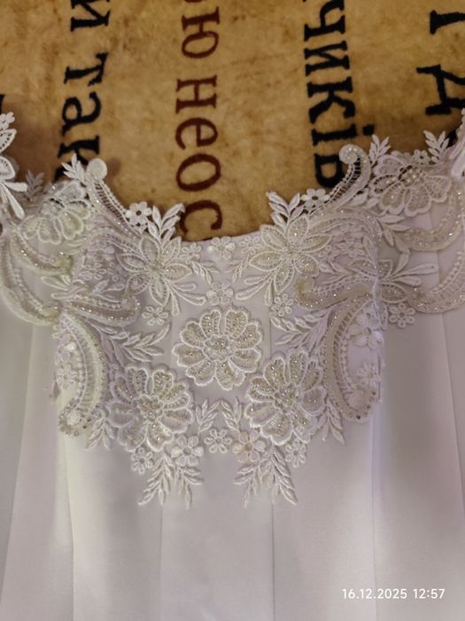 Весільна сукня з кругами та під'юпником