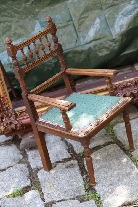 stare krzesło dziecięce