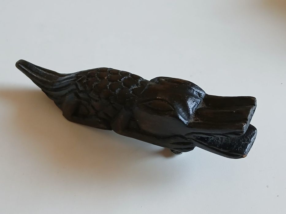 Crocodilo artesanal em madeira