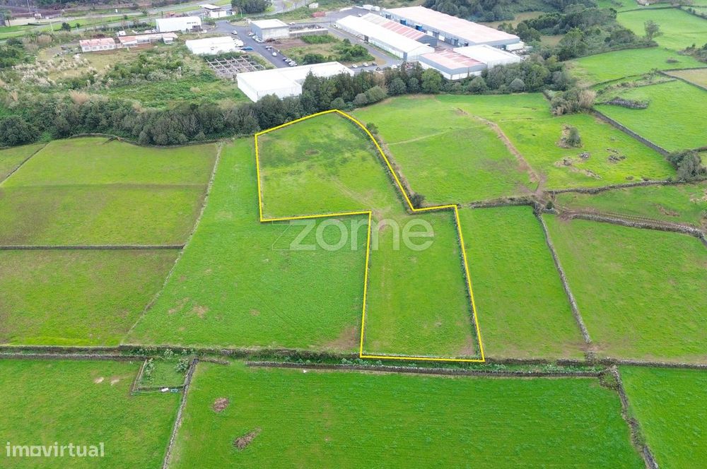 Terreno Rústico com 7.820m², Vista Mar e Bons Acessos em Rabo de Pe...