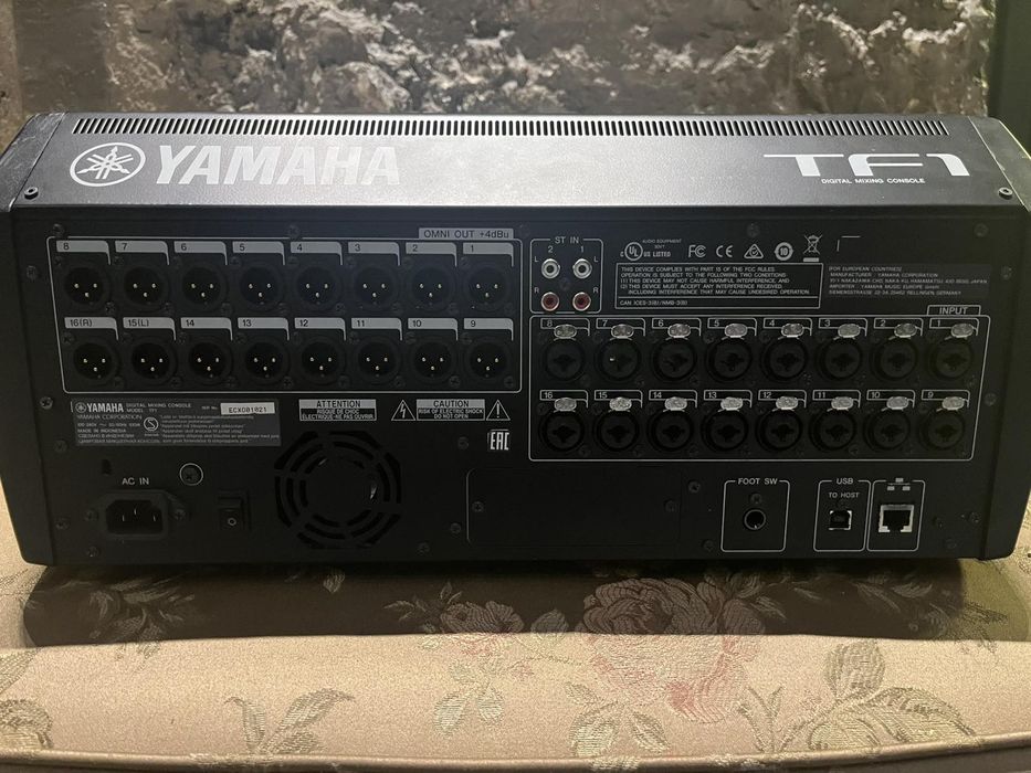 Мікшерний пульт  Yamaha  TF 1