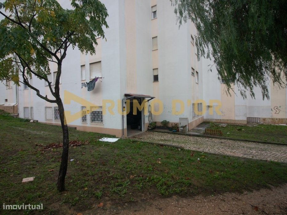 Armazém 198m² no Centro do Carregado - Com Escritório, Cozinha e Ca...