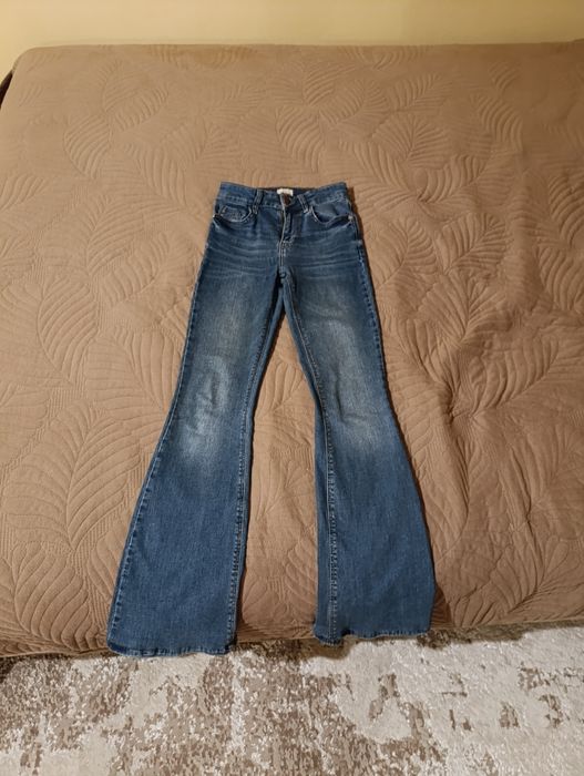 Джинси розширені від коліна