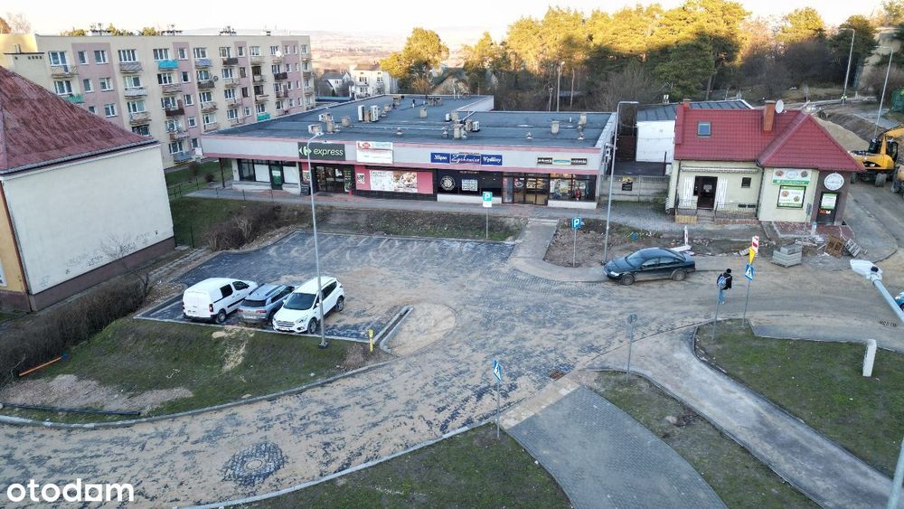 Duże witryny, parking przed lokalem