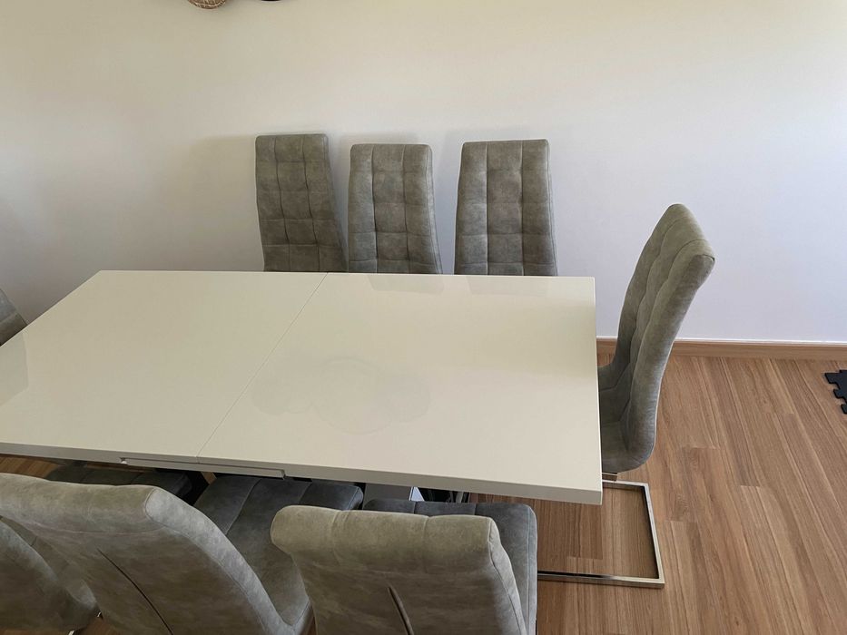 Mesa de sala com cadeiras