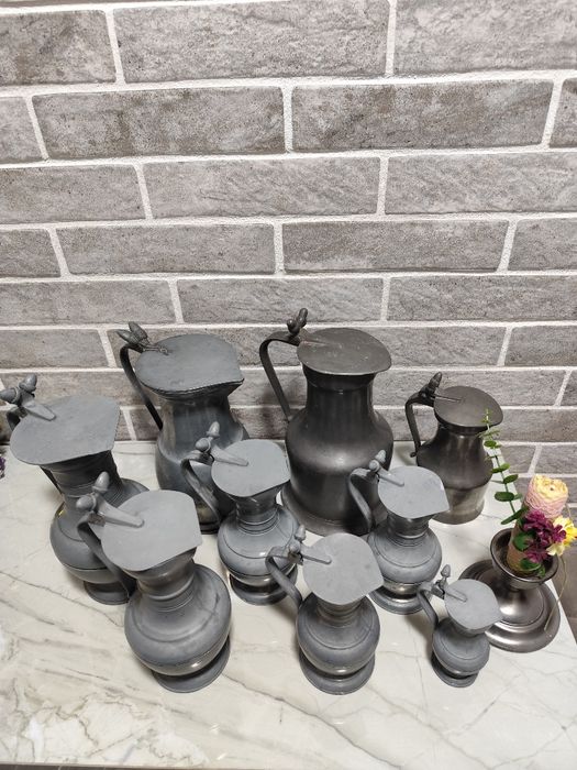 Набір олов'яних глечиків з клеймом.