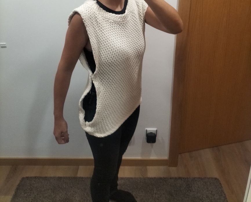 Camisola em malha trabalhada, com possibilidade de incluir o cinto