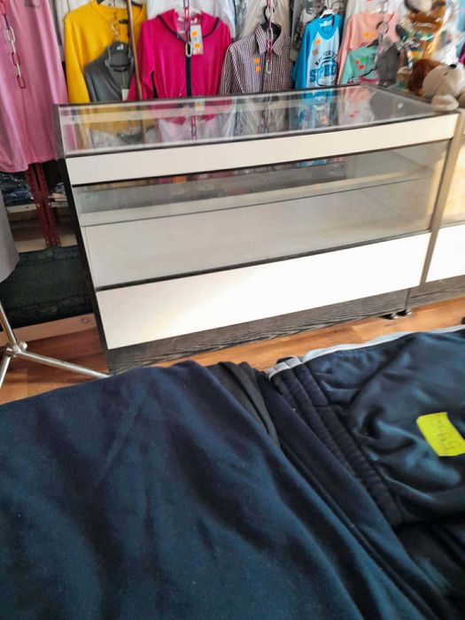 Szklana lada, ekspozytor ze sklepu odzieżowego