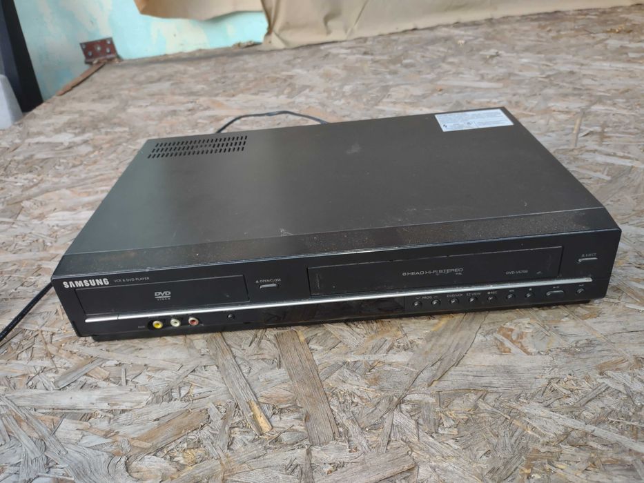 Odtwarzacz VHS z DVD . Samsung - DVD-V6700 bez pilota.
