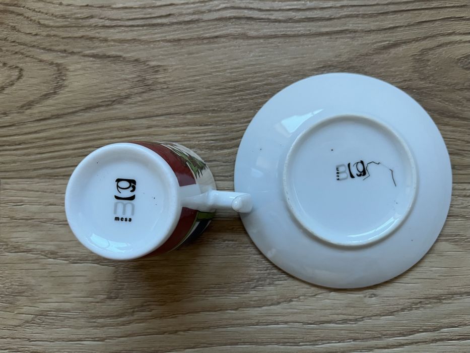 Chavena e pires de café com gravura de Natal