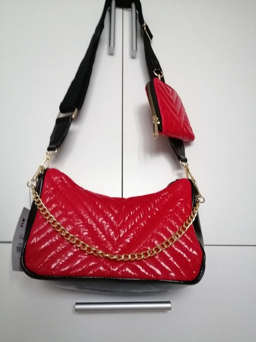 Torebka lakierowana czerwona złoty łańcuszek portfel