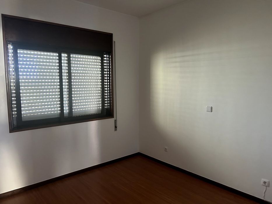 Arrenda-se andar-moradia 1º andar T3