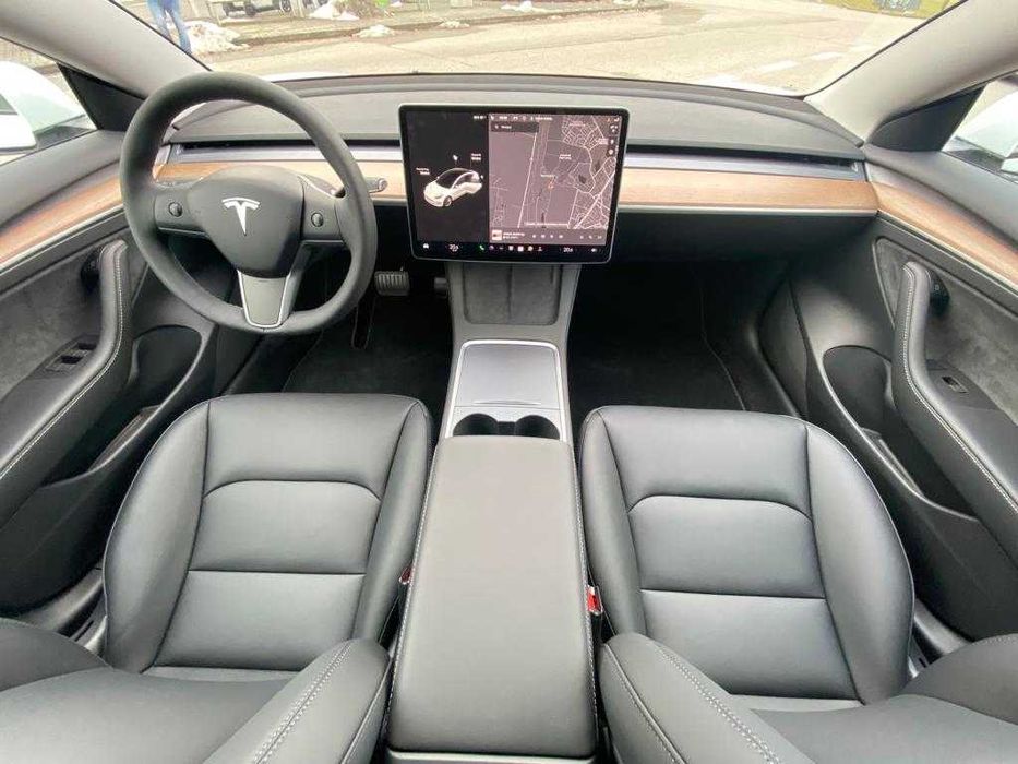 TESLA 3 SR wnętrze All Blac Partial elektryk wynajem Śląsk