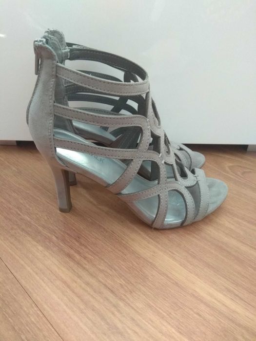Buty na obcasie.