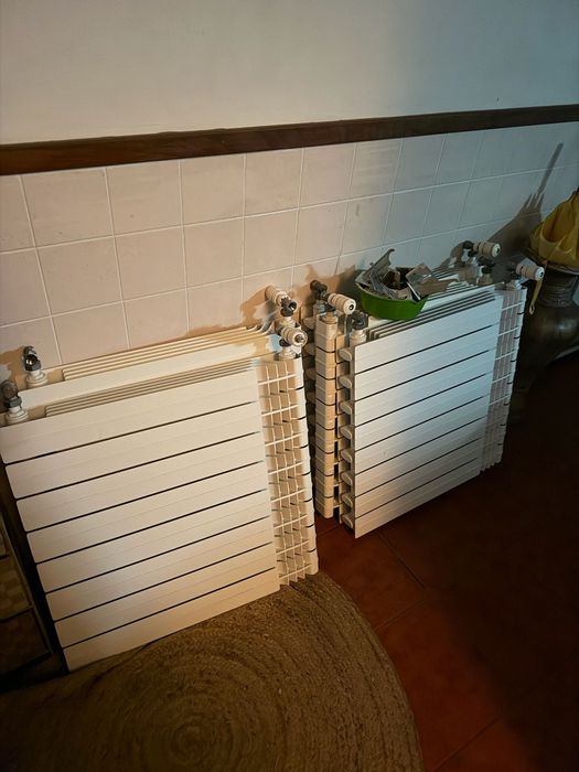 5 radiadores a água Marca Roca com suportes de parede