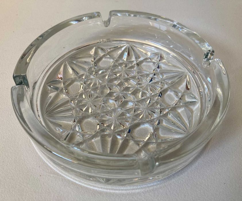 Cinzeiro de Vidro (~14cm diâmetro)