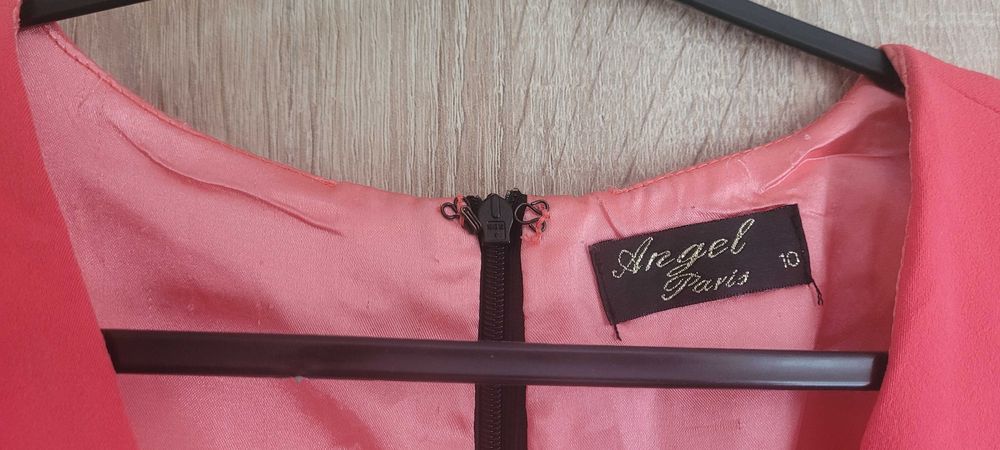 Elegancka sukienka mini dopasowana malinowa z koronką