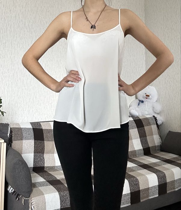 Майка білого кольору на літо, за рахунок пошиву сяде на любу фігуру