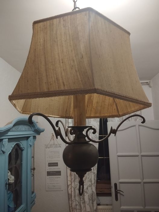 Stara ciężka lampa sufitowa