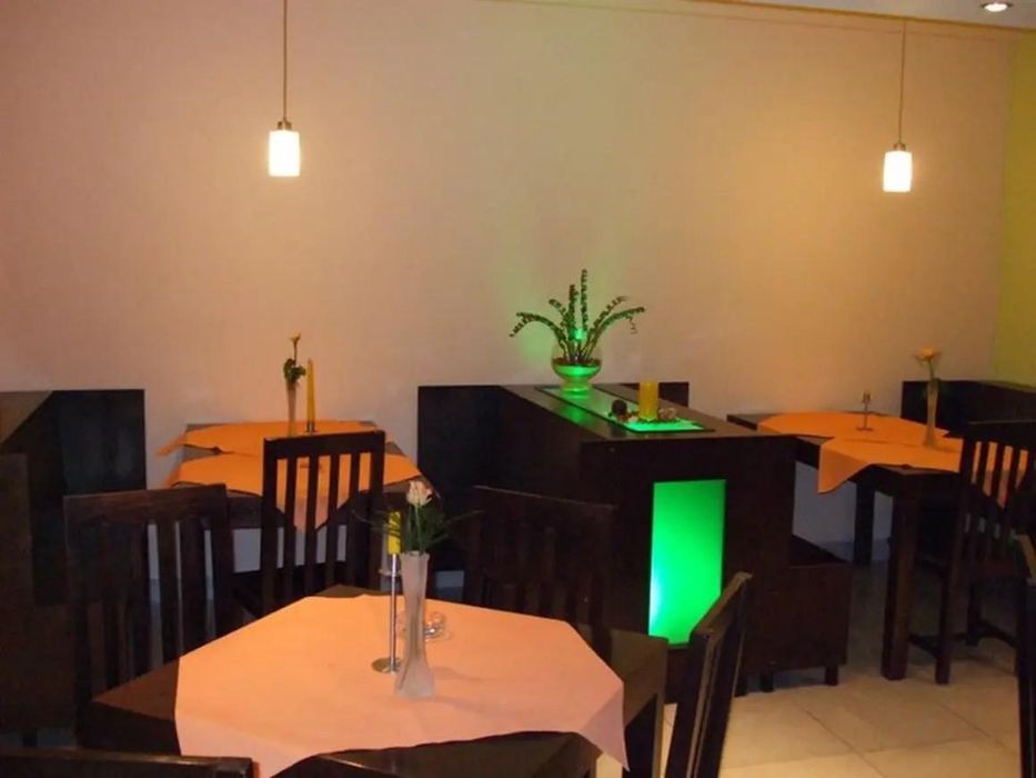 Mesas e cadeiras de madeira maciça para estabelecimento