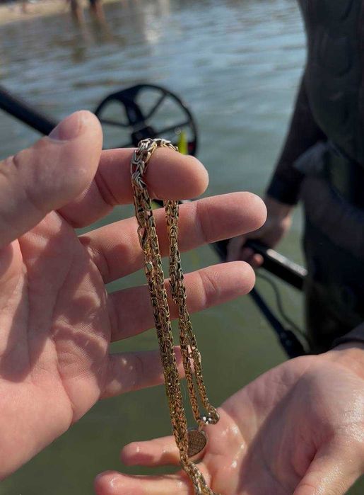 Пошук ювелірних прикрас в воде моря,  металлоискатель