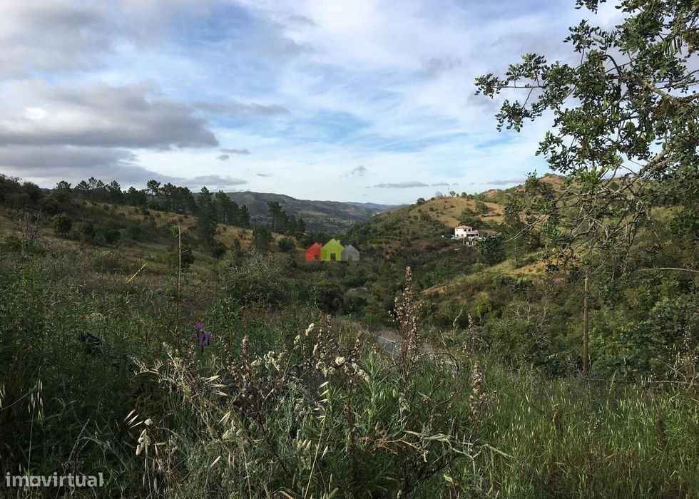 Terreno rústico com nascente de água e belas vistas na serra de Tav
