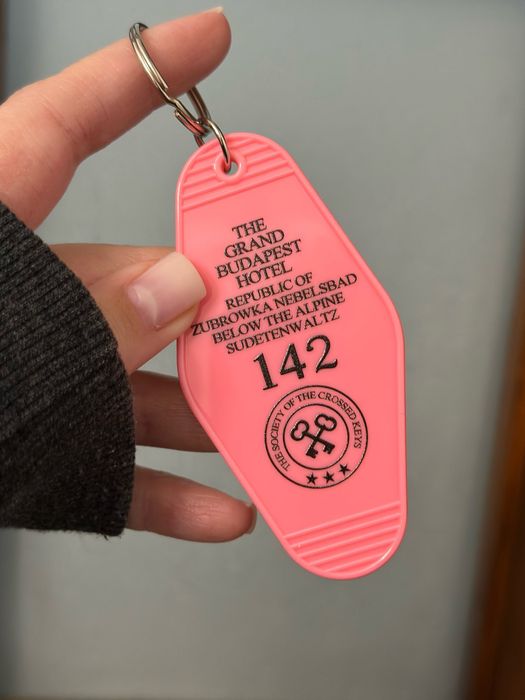 Розовый брелок отель Гранд Будапешт Уэс Андерсон grand Budapest hotel