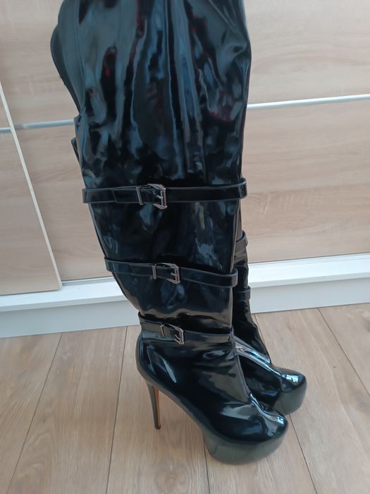 Czarne kozaki na szpilce