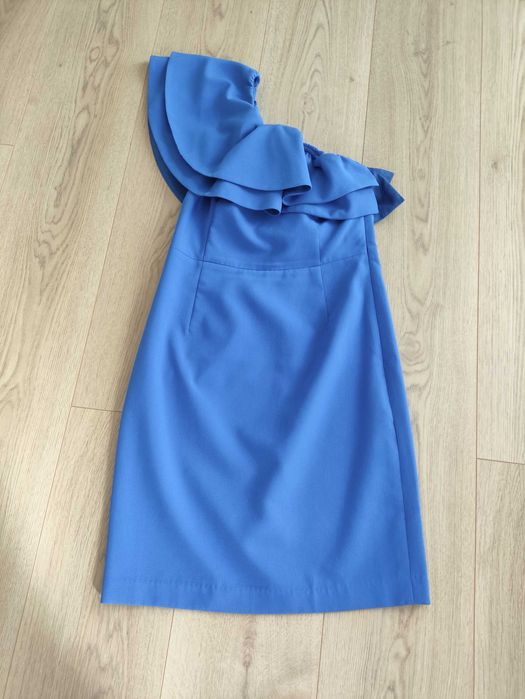 Sukienka kobaltowa na jedno ramię z falbanką 36 Reserved wesele