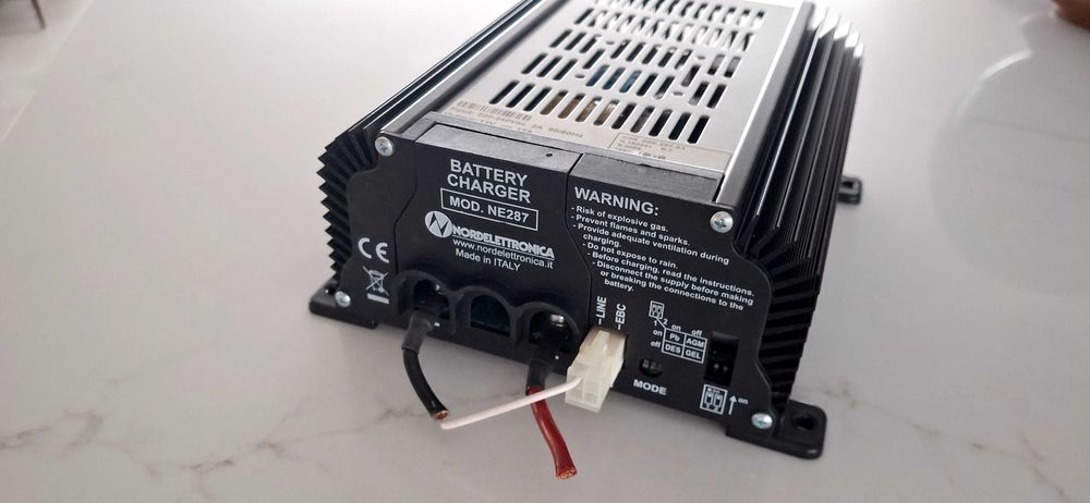 Autocaravana: carregador de baterias Nordelettronica NE287 17A: functiona perfeitamente