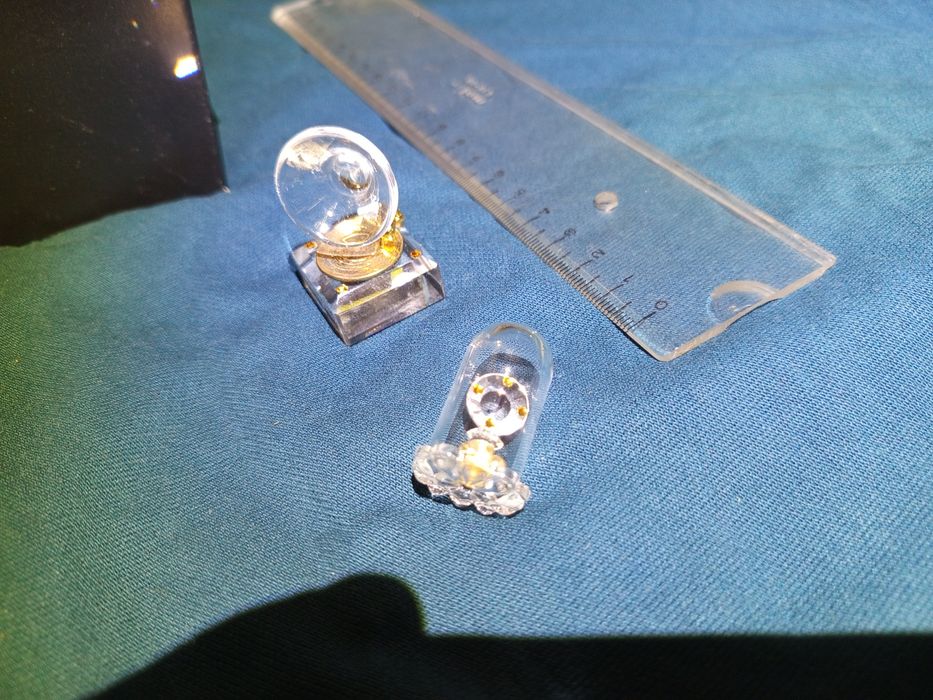 Conjunto de 4 caixas com 8 peças em miniatura de cristal.