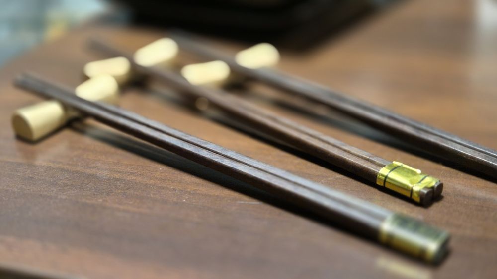 Zestaw trzech elementów – talerzyk do sushi,  na sosy i pałeczki