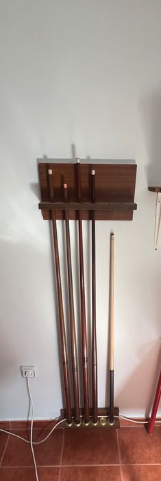 Mesa de snooker com suporte para por tacos