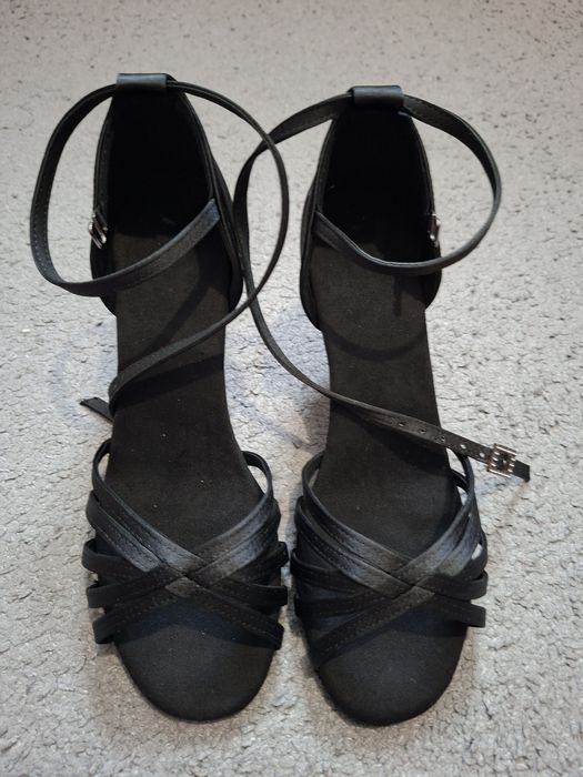 Нові туфлі для бачати/латини 
Продаю нові танцювальні туфлі, взувала